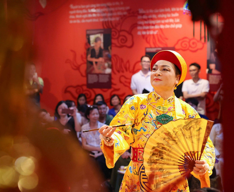 Diễn xướng hầu đồng là điểm nhấn mang tới nhiều cảm xúc trong chương trình. (Ảnh: Thanh Tùng/TTXVN)