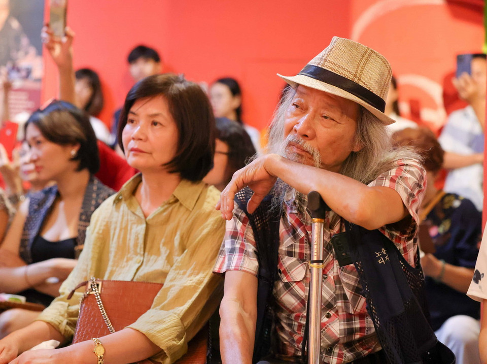 Phần diễn xướng hầu đồng đem tới cho công chúng và du khách nhiều tâm trạng và cảm xúc. (Ảnh: Thanh Tùng/TTXVN)