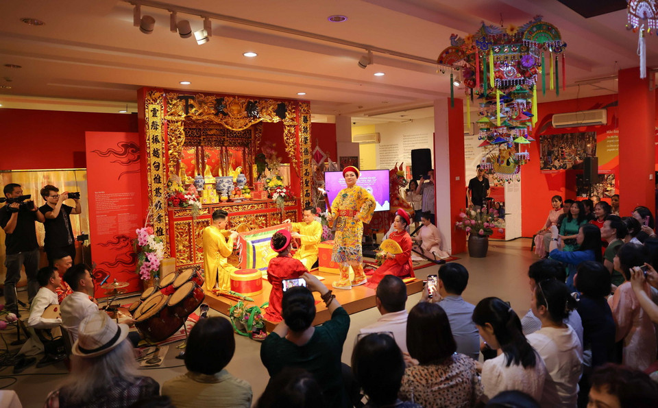 Chương trình giới thiệu tới công chúng vào các tối thứ 6, 7 hàng tuần tại không gian trưng bày "Tín ngưỡng thờ Mẫu: Tâm - Đẹp - Vui" tại Bảo tàng Phụ nữ Việt Nam. (Ảnh: Thanh Tùng/TTXVN)