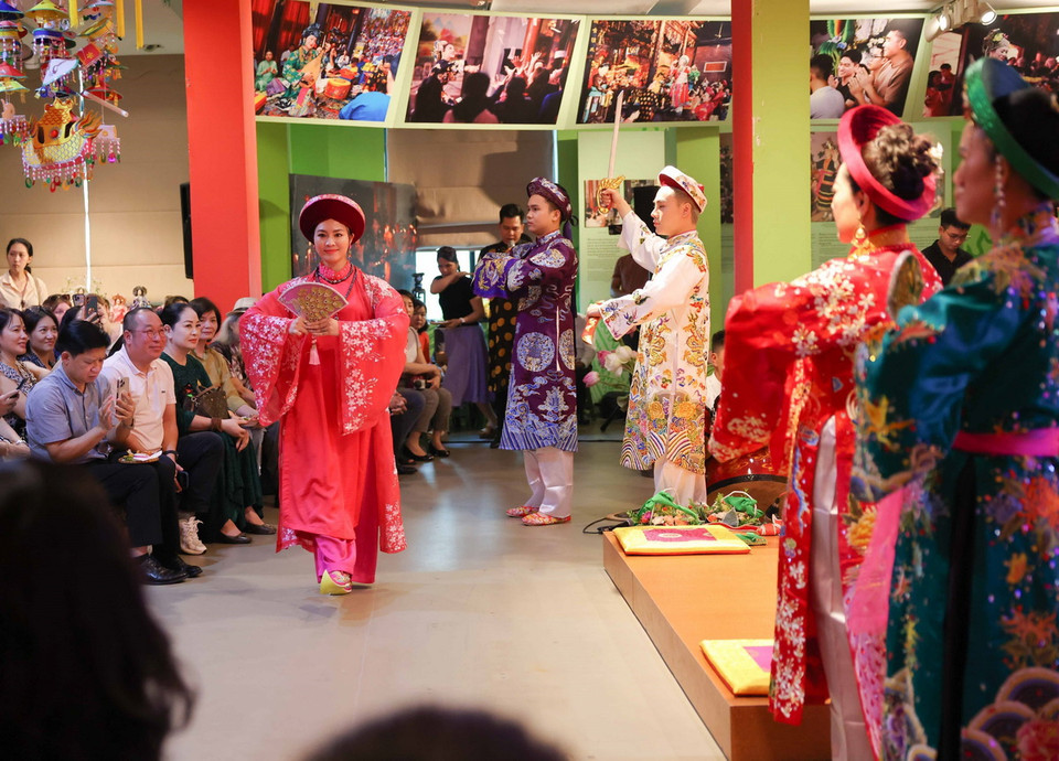 Trình diễn "Khăn chầu Áo ngự" trong buổi ra mắt chương trình. (Ảnh: Thanh Tùng/TTXVN)