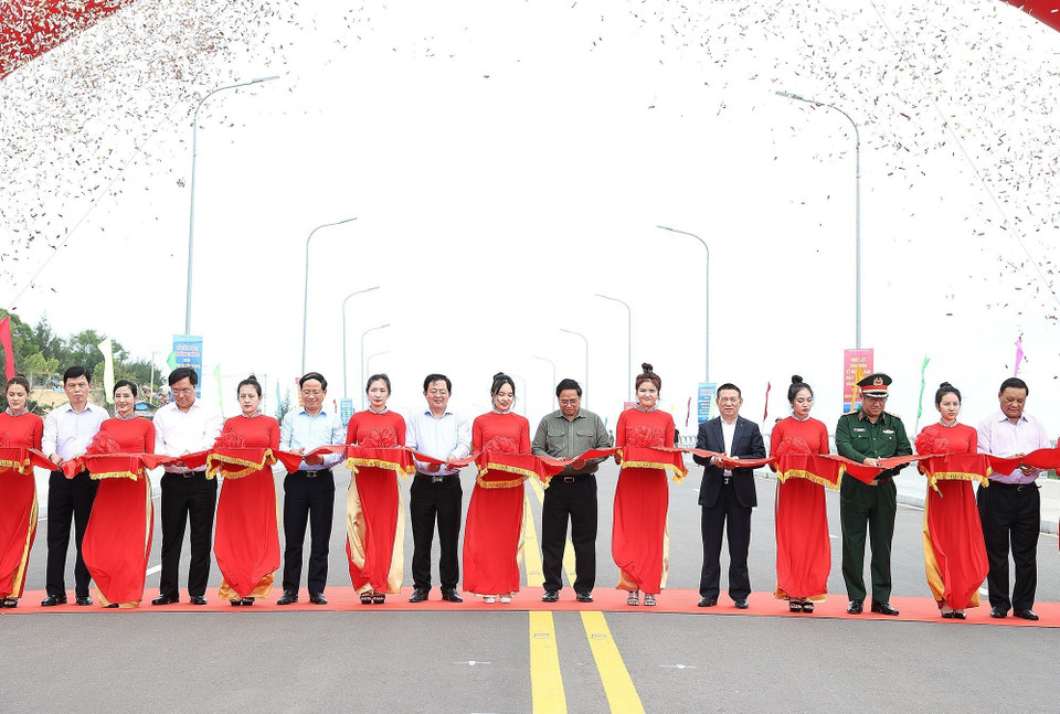 Thủ tướng Phạm Minh Chính và các đại biểu cắt băng khánh thành tuyến đường ven biển đoạn Cát Tiến-Mỹ Thành. (Ảnh: Dương Giang/TTXVN)