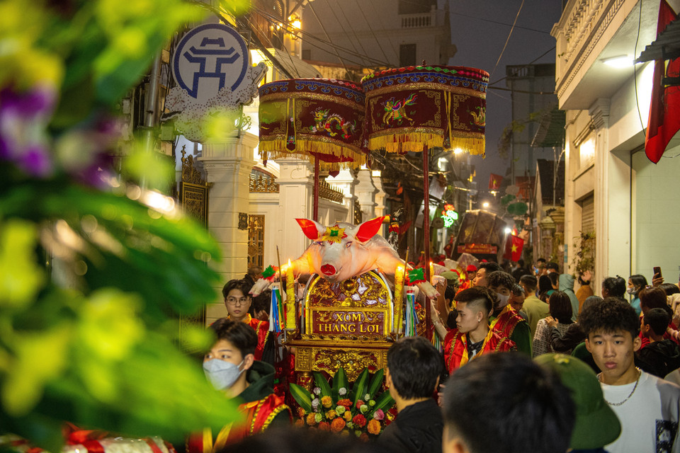 Các thôn, xóm rước Ông Lợn ra đình La Phù. (Ảnh: Tuấn Đức/TTXVN)