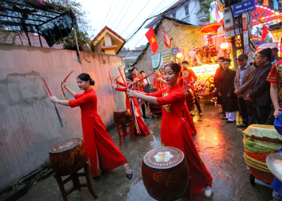 Màn đánh trống của các thôn, xóm trong đoàn rước lợn. (Ảnh: Tuấn Đức/TTXVN)