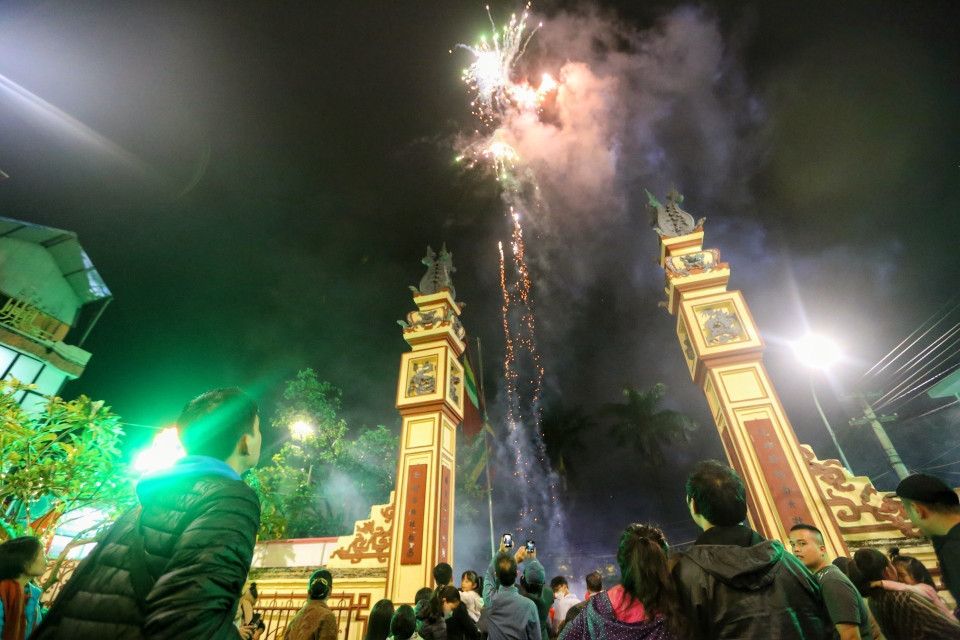 Màn pháo bông tại lễ rước lợn làng La Phù. (Ảnh: Tuấn Đức/TTXVN)