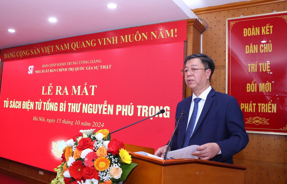 Phó Giáo sư, tiến sỹ Vũ Trọng Lâm, Giám đốc - Tổng Biên tập Nhà xuất bản Chính trị quốc gia Sự thật phát biểu tại buổi lễ. (Ảnh: Văn Điệp/ TTXVN)