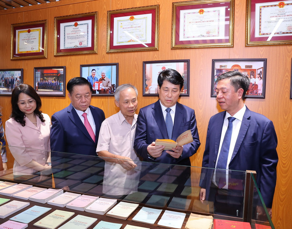 Thường trực Ban Bí thư Lương Cường, Trưởng ban Tuyên giáo Trung ương Nguyễn Trọng Nghĩa với các đại biểu tham quan không gian sách của Nhà xuất bản Chính trị quốc gia Sự thật. (Ảnh: Văn Điệp/TTXVN)