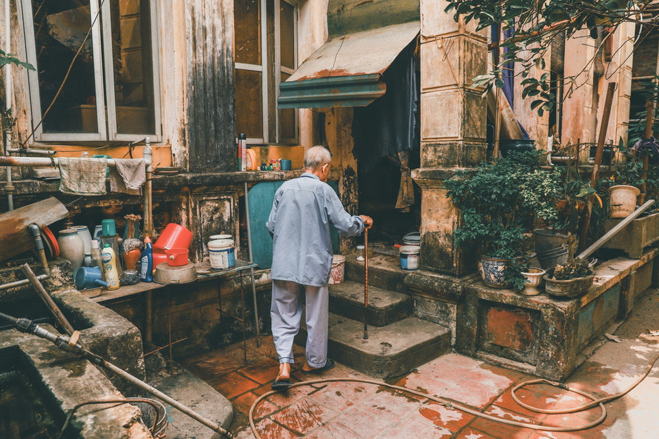 Cụ Mão (87 tuổi) trước căn nhà do chính cha mình xây dựng từ năm 1929. (Ảnh: Vân Chi/TTXVN phát)