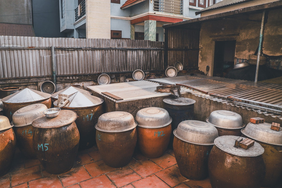 Làng Cự Đà xưa nổi tiếng với nghề làm tương truyền thống, được sản xuất theo mô hình hộ gia đình. Hiện tại trong làng chỉ còn khoảng 4 - 5 hộ theo nghề. (Ảnh: Vân Chi/TTXVN phát)