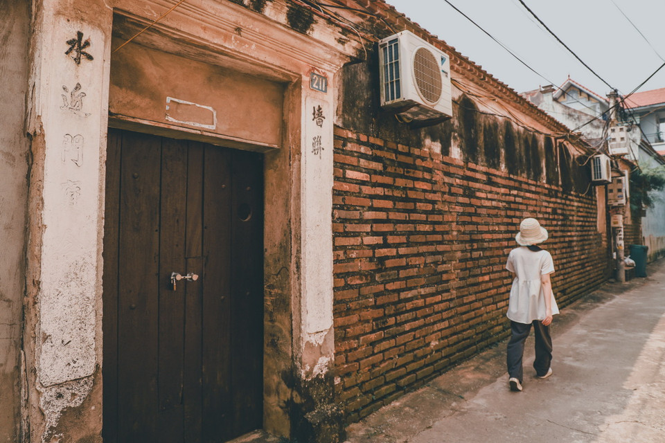Ngôi nhà với kiến trúc cổ đặc trưng có cặp câu đối chữ Hán ở hai bên cửa. (Ảnh: Vân Chi/TTXVN phát)
