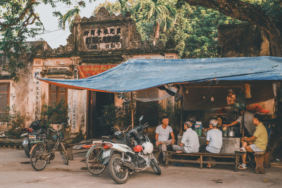 Quán trà đá cạnh nhà Hội đồng nhân dân là địa điểm quen thuộc để người dân làng Cự Đà gặp gỡ, hàn huyên. (Ảnh: Vân Chi/TTXVN phát)