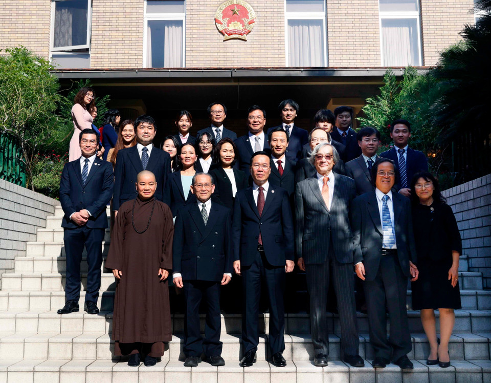 Chủ tịch nước Võ Văn Thưởng với các đại biểu dự buổi gặp mặt. (Ảnh: Thống Nhất/TTXVN)