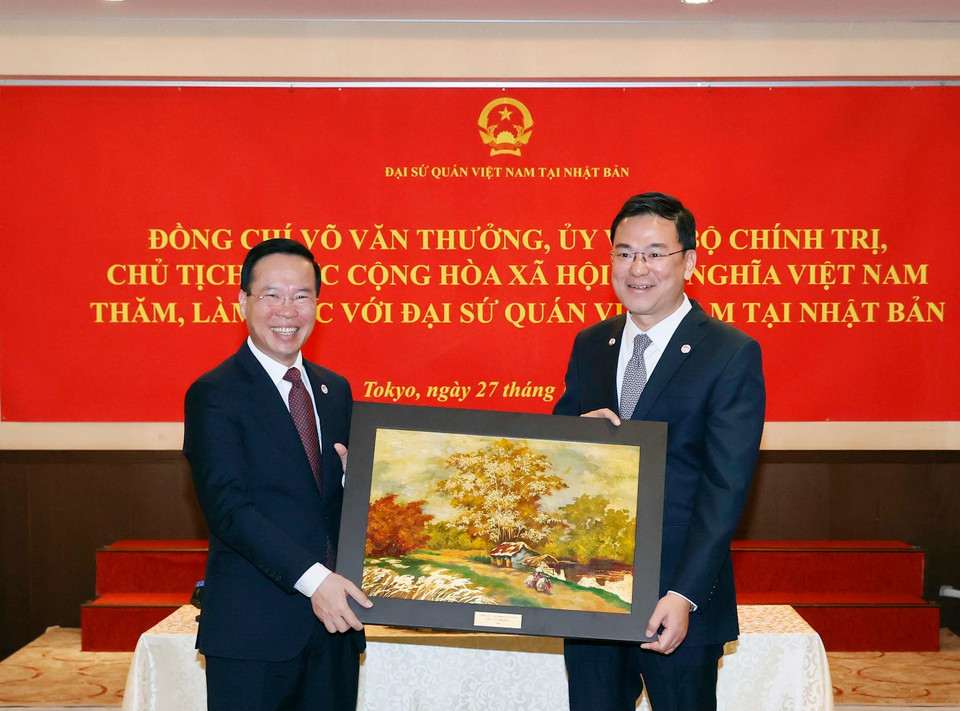 Chủ tịch nước Võ Văn Thưởng tặng bức tranh phong cảnh quê hương cho Đại sứ quán Việt Nam tại Nhật Bản. (Ảnh: Thống Nhất/TTXVN)