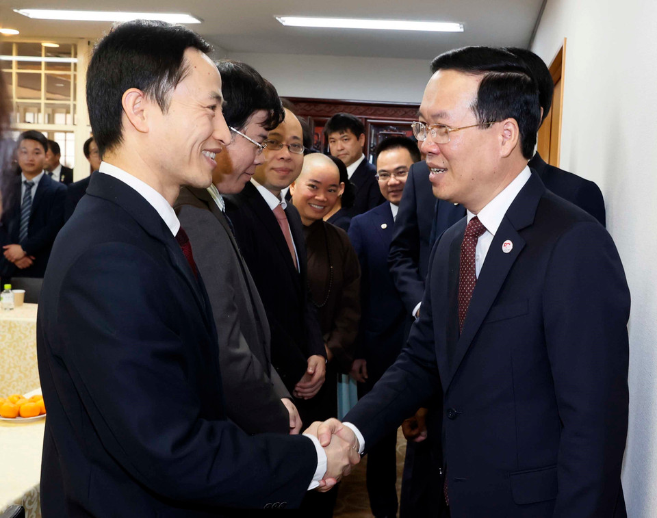 Chủ tịch nước Võ Văn Thưởng với các đại biểu dự buổi gặp mặt. (Ảnh: Thống Nhất/TTXVN)