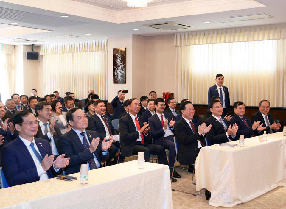 Chủ tịch nước Võ Văn Thưởng đến thăm, làm việc với cán bộ, nhân viên Đại sứ quán Việt Nam tại Nhật Bản. (Ảnh: Thống Nhất/TTXVN)