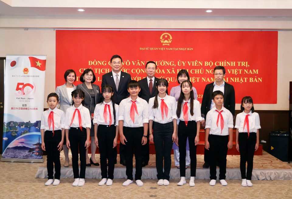 Chủ tịch nước Võ Văn Thưởng với các học sinh Việt Nam tại Nhật Bản. (Ảnh: Thống Nhất/TTXVN)