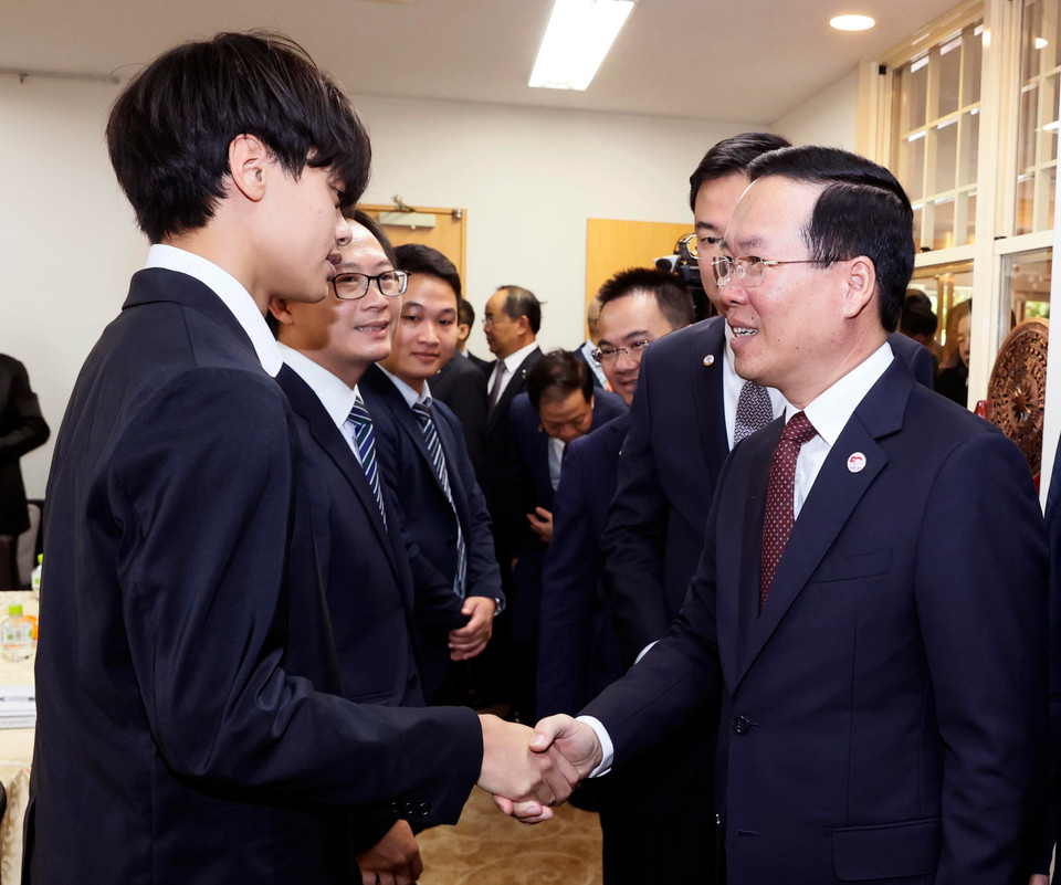 Sáng 27/11/2023, tại Thủ đô Tokyo, Chủ tịch nước Võ Văn Thưởng gặp mặt thân mật đại diện các thế hệ người Việt Nam tại Nhật Bản. (Ảnh: Thống Nhất/TTXVN)