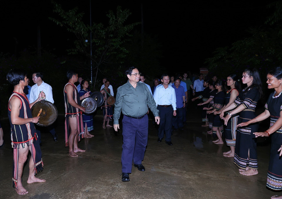 Thủ tướng Phạm Minh Chính đến thăm Làng Văn hóa Du lịch cộng đồng Kon Pring. (Ảnh: Dương Giang/TTXVN)