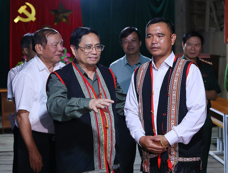 Thủ tướng Phạm Minh Chính thăm hỏi đồng bào Làng Văn hóa Du lịch cộng đồng Kon Pring. (Ảnh: Dương Giang/TTXVN)