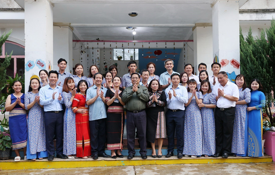 Thủ tướng Phạm Minh Chính với giáo viên Trường Mầm non Măng Đen, huyện Kon Plông. (Ảnh: Dương Giang/TTXVN)