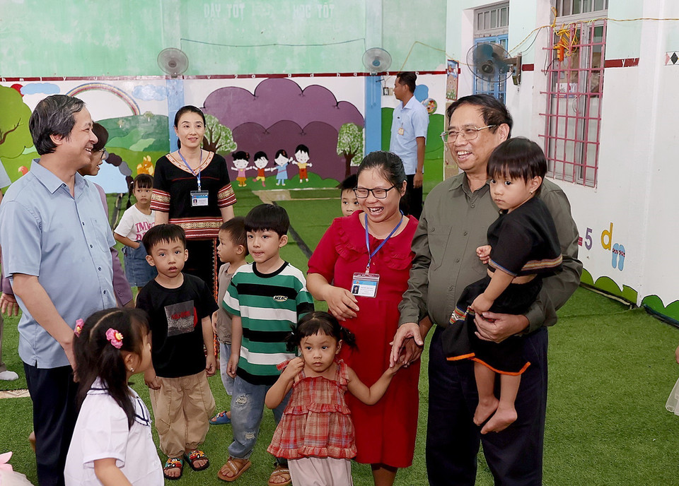 Thủ tướng Phạm Minh Chính với học sinh Trường Mầm non Măng Đen, huyện Kon Plông. (Ảnh: Dương Giang/TTXVN)