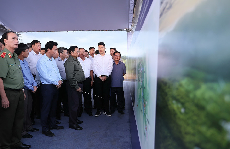 Thủ tướng Phạm Minh Chính xem bản đồ hướng tuyến địa điểm dự kiến triển khai tuyển Cao tốc Kon Tum-Quảng Ngãi. (Ảnh: Dương Giang/TTXVN)