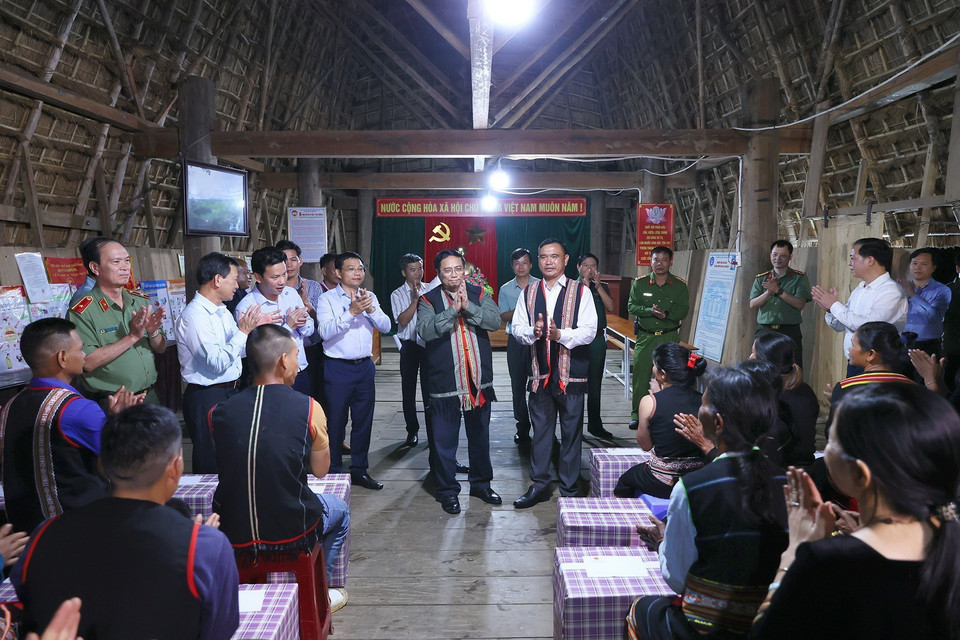 Thủ tướng Phạm Minh Chính thăm hỏi đồng bào Làng Văn hóa Du lịch cộng đồng Kon Pring. (Ảnh: Dương Giang/TTXVN)