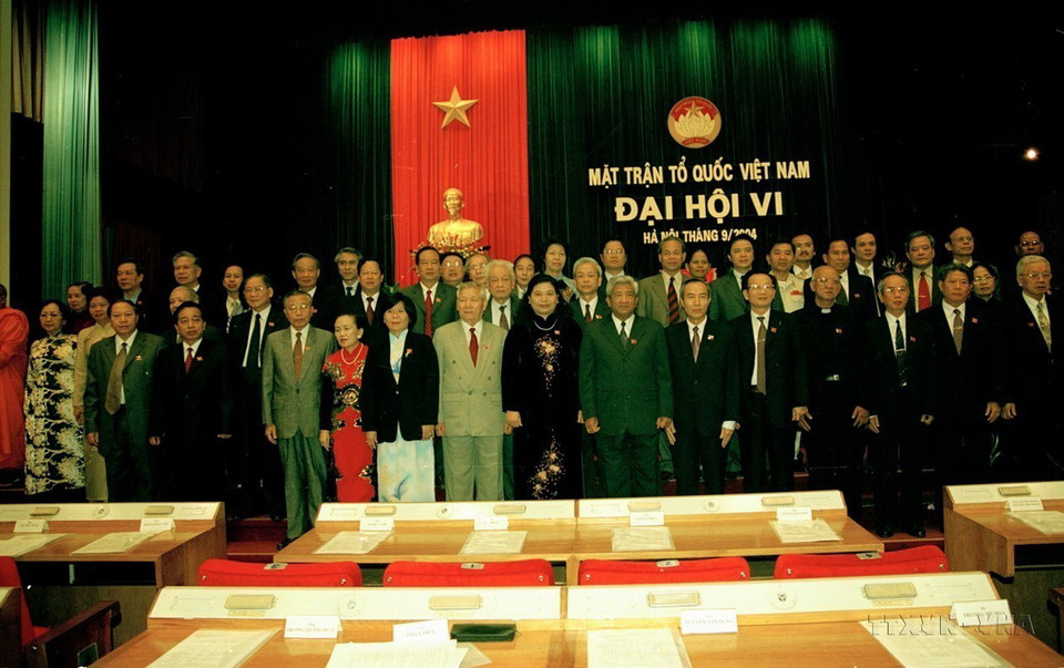 Ban chấp hành Mặt Mặt trận tổ quốc Việt Nam khóa VI ra mắt Đại hội. Chủ tịch Ủy ban Trung ương Mặt trận Tổ quốc Việt Nam khóa 6 là ông Phạm Thế Duyệt, Phó Chủ tịch kiêm Tổng Thư ký là ông Huỳnh Đảm (2004). (Ảnh: Đức Tám/ TTXVN)