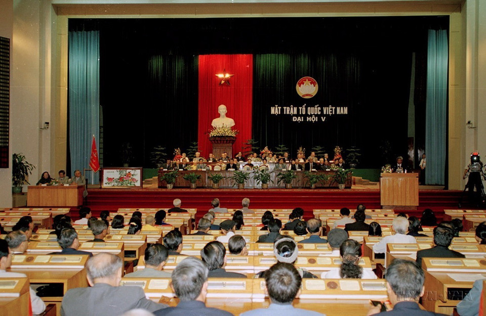 Đại hội đại biểu toàn quốc Mặt trận Tổ quốc Việt Nam lần thứ 5 được tổ chức từ ngày 26-28/8/1999 tại Hà Nội, với chủ đề: "Phát huy tinh thần yêu nước, sức mạnh của khối đại đoàn kết toàn dân, tăng cường Mặt trận Dân tộc thống nhất, đẩy mạnh công nghiệp hóa, hiện đại hóa, xây dựng và bảo vệ Tổ quốc Việt Nam xã hội chủ nghĩa." (Ảnh: Xuân Tuân/ TTXVN)