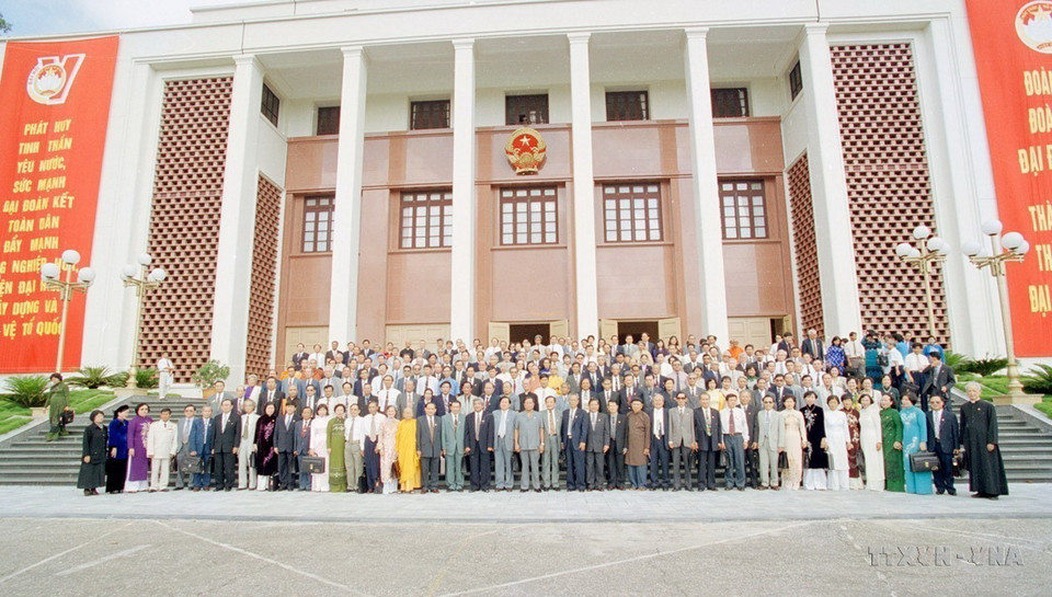 Đoàn đại biểu Ủy Ban Trung ương Mặt trận Tổ quốc Việt Nam khóa V, nhiệm kỳ 1994-2004. (Ảnh: Xuân Tuân/ TTXVN)