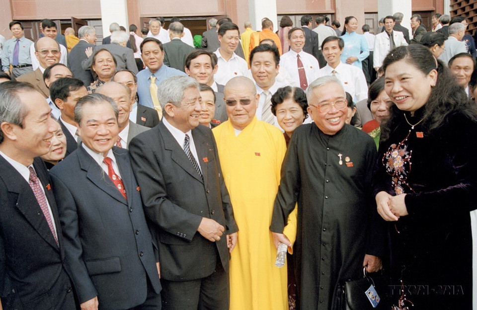 Các đại biểu dự Đại hội đại biểu Mặt trận tổ quốc Việt Nam lần thứ VI được tổ chức tại hội trường Ba Đình, Hà Nội (2004). (Ảnh: Nhan Sáng/ TTXVN)