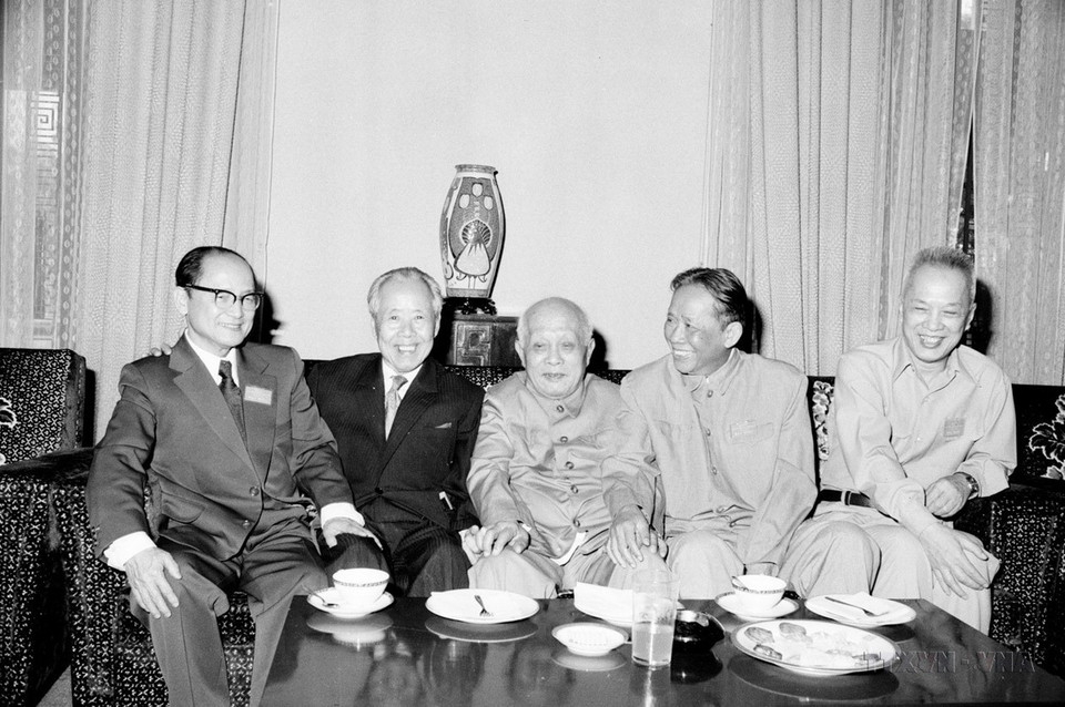 Chủ tịch Tôn Đức Thắng, đồng chí Lê Duẩn và các đồng chí Hoàng Quốc Việt, Nguyễn Hữu Thọ, Trịnh Đình Thảo tại Đại hội Mặt trận thống nhất Việt Nam được tổ chức tại Thành phố Hồ Chí Minh từ ngày 31/1-4/2/1977. (Ảnh: Kim Hùng/TTXVN)