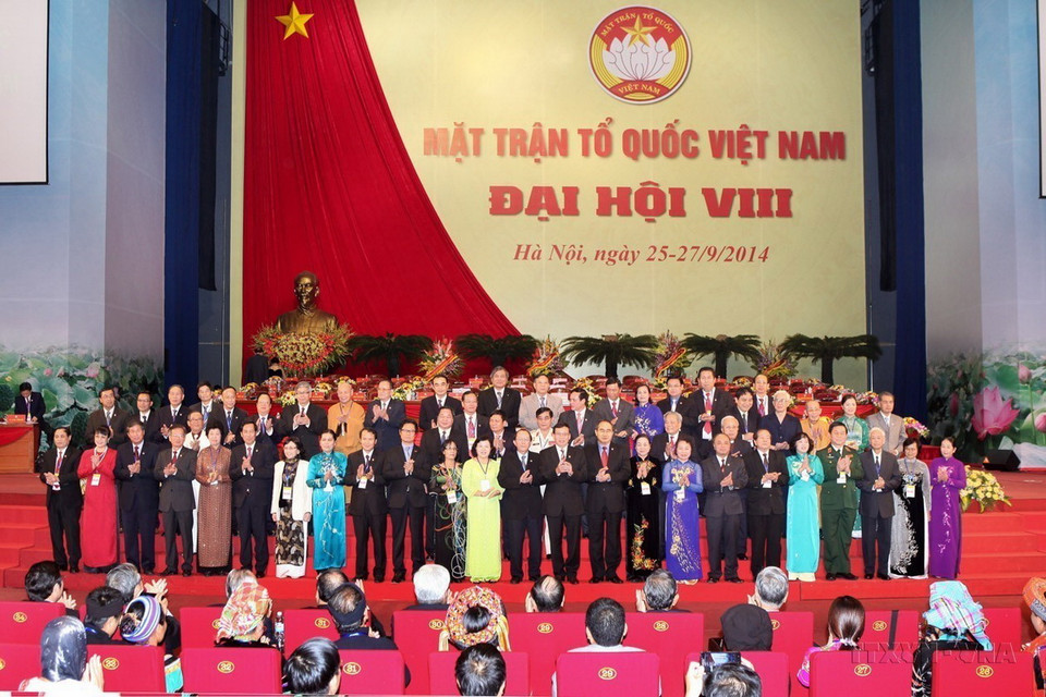 Đoàn chủ tịch Ủy Ban Trung ương Mặt trận Tổ quốc Việt Nam khóa VIII, nhiệm kỳ 2014-2019 ra mắt Đại hội. Chủ tịch Ủy ban Trung ương Mặt trận Tổ quốc Việt Nam khoá 8 là ông Nguyễn Thiện Nhân, Phó Chủ tịch, Tổng Thư ký là ông Vũ Trọng Kim. (Ảnh: Lâm Khánh/TTXVN)