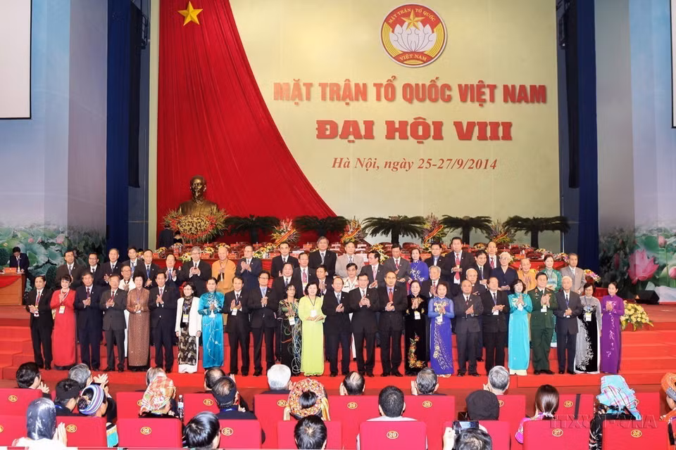 Đoàn chủ tịch Ủy Ban Trung ương Mặt trận Tổ quốc Việt Nam khóa VIII, nhiệm kỳ 2014-2019 ra mắt Đại hội. Chủ tịch Ủy ban Trung ương Mặt trận Tổ quốc Việt Nam khoá 8 là ông Nguyễn Thiện Nhân, Phó Chủ tịch, Tổng Thư ký là ông Vũ Trọng Kim. (Ảnh: Lâm Khánh/TTXVN)