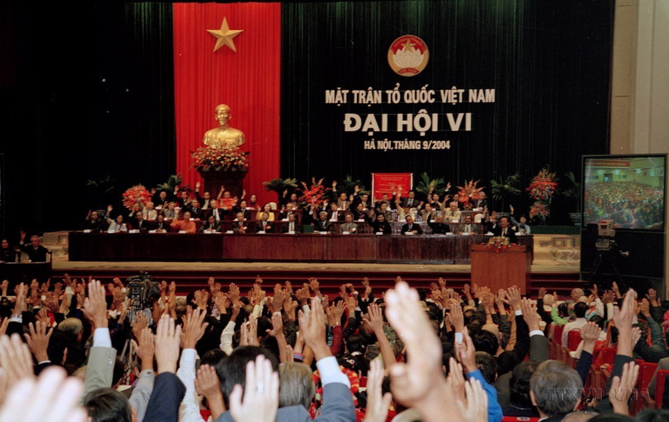 Các đại biểu biểu quyết thông qua Nghị quyết Đại hội đại biểu Mặt trận tổ quốc Việt Nam lần thứ VI (2004). (Ảnh: Nhan Sáng/TTXVN)