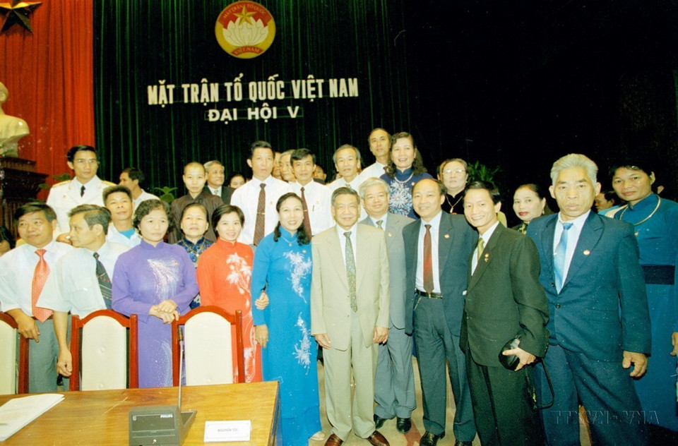 Tổng Bí thư Lê Khả Phiêu gặp gỡ các đại biểu dự Đại hội Mặt trận Tổ quốc Việt Nam lần thứ 5, được tổ chức từ ngày 26-28/8/1999 tại Hà Nội. Uỷ ban Trung ương Mặt trận Tổ quốc Việt Nam khoá V gồm 253 vị. Chủ tịch là ông Phạm Thế Duyệt; Tổng Thư ký là ông Trần Văn Đăng. (Ảnh: Xuân Tuân/TTXVN)