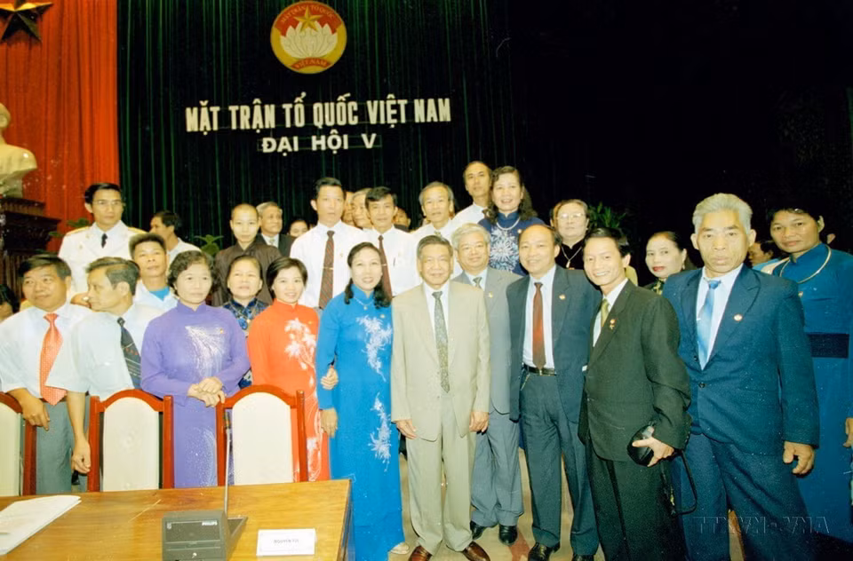 Tổng Bí thư Lê Khả Phiêu gặp gỡ các đại biểu dự Đại hội Mặt trận Tổ quốc Việt Nam lần thứ 5, được tổ chức từ ngày 26-28/8/1999 tại Hà Nội. Uỷ ban Trung ương Mặt trận Tổ quốc Việt Nam khoá V gồm 253 vị. Chủ tịch là ông Phạm Thế Duyệt; Tổng Thư ký là ông Trần Văn Đăng. (Ảnh: Xuân Tuân/TTXVN)
