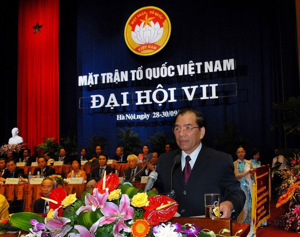 Tổng Bí thư Nông Đức Mạnh phát biểu tại Lễ khai mạc Đại hội đại biểu toàn quốc Mặt trận Tổ quốc Việt Nam lần thứ VII (28/9/2009). (Ảnh: Nhan Sáng/TTXVN)