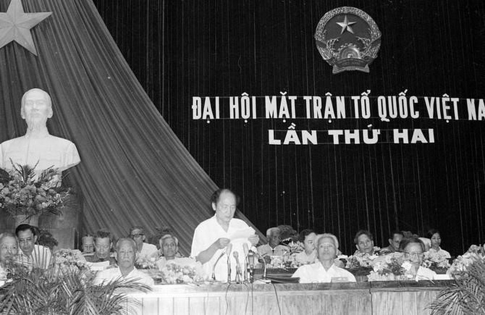 Đồng chí Hoàng Quốc Việt, Chủ tịch Ủy Ban Trung ương Mặt trận Tổ quốc Việt Nam đọc diễn văn khai mạc Đại hội Đại biểu toàn quốc Mặt trận Tổ quốc Việt Nam lần thứ II. Chủ tịch danh dự là ông Hoàng Quốc Việt, Chủ tịch, kiến trúc sư Huỳnh Tấn Phát (1983). (Ảnh: Kim Hùng/ TTXVN)