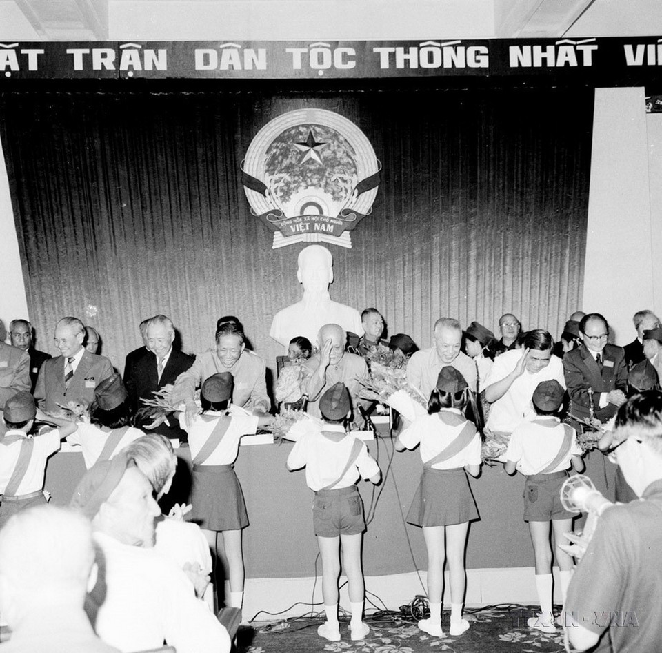 Thiếu nhi Thành phố Hồ Chí Minh tặng hoa Đoàn Chủ tịch tại Đại hội lần thứ Nhất - Đại hội Mặt trận thống nhất Việt Nam được tổ chức tại TP Hồ Chí Minh từ ngày 31/1 - 4/2/1977, hợp nhất 3 tổ chức: Mặt trận Tổ quốc Việt Nam, Mặt trận Dân tộc Giải phóng miền Nam Việt Nam, Liên minh các lực lượng dân tộc, dân chủ và hoà bình Việt Nam, lấy tên là Mặt trận Tổ quốc Việt Nam. (Ảnh: Kim Hùng/TTXVN)
