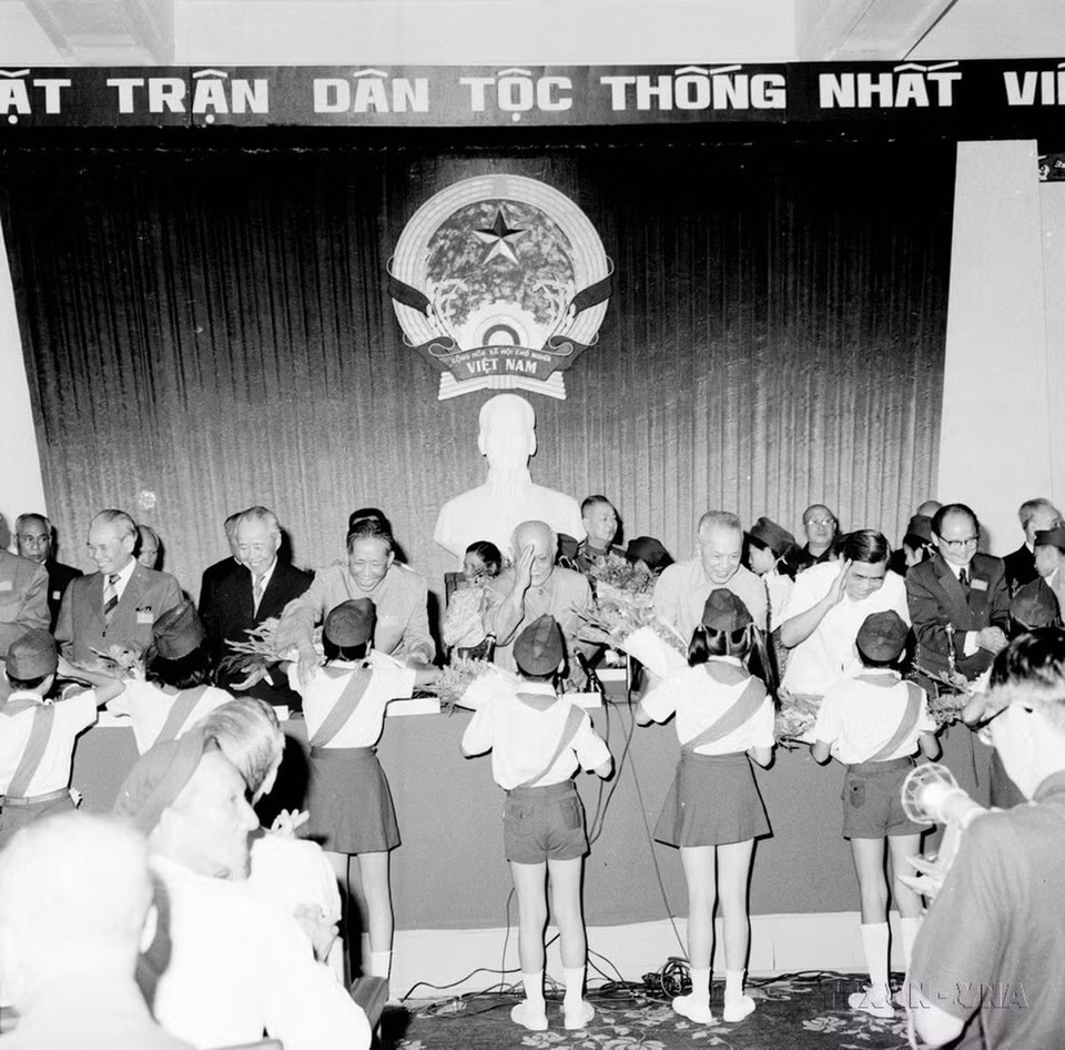 Thiếu nhi Thành phố Hồ Chí Minh tặng hoa Đoàn Chủ tịch tại Đại hội lần thứ Nhất - Đại hội Mặt trận thống nhất Việt Nam được tổ chức tại TP Hồ Chí Minh từ ngày 31/1 - 4/2/1977, hợp nhất 3 tổ chức: Mặt trận Tổ quốc Việt Nam, Mặt trận Dân tộc Giải phóng miền Nam Việt Nam, Liên minh các lực lượng dân tộc, dân chủ và hoà bình Việt Nam, lấy tên là Mặt trận Tổ quốc Việt Nam. (Ảnh: Kim Hùng/TTXVN)