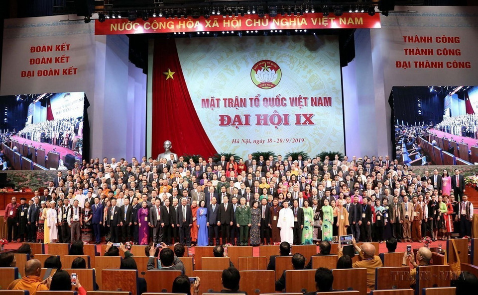 Ủy viên Ủy ban Trung ương Mặt trận Tổ quốc Việt Nam khóa IX, nhiệm kỳ 2019-2024 ra mắt Đại hội. (Ảnh: TTXVN)