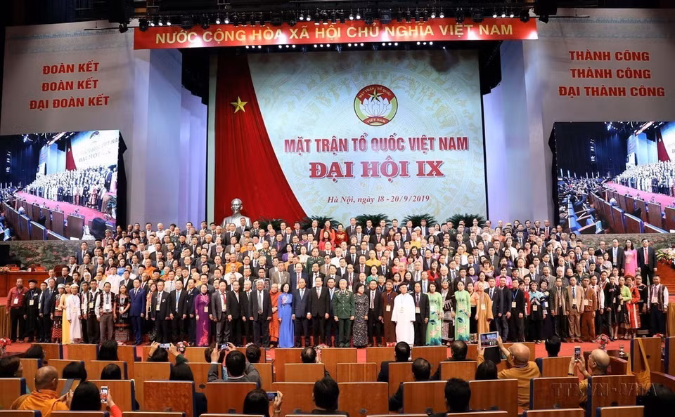 Ủy viên Ủy ban Trung ương Mặt trận Tổ quốc Việt Nam khóa IX, nhiệm kỳ 2019-2024 ra mắt Đại hội. (Ảnh: TTXVN)