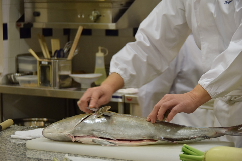 Bếp trưởng Kiyoaki Deki sử dụng một con dao đặc biệt trình diễn kỹ năng lọc da cá