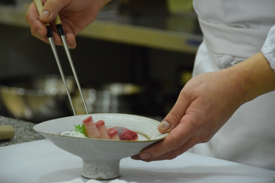 Xếp từng lát cá vào đĩa