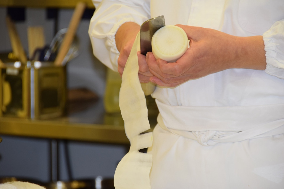 Thái củ cải thành những lát siêu mỏng