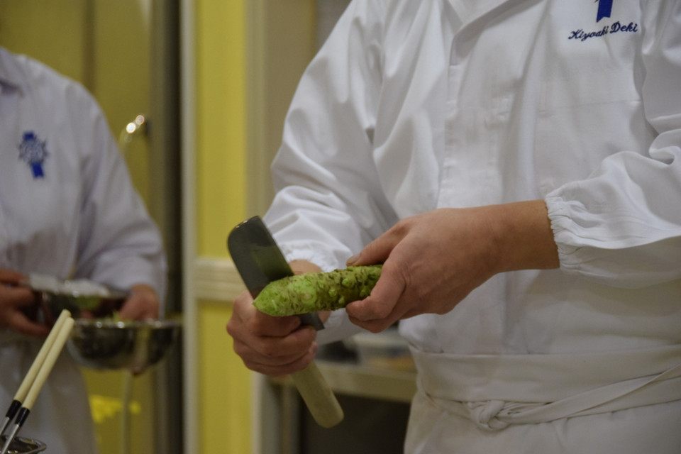 Bếp trưởng Kiyoaki Deki gọt củ wasabi