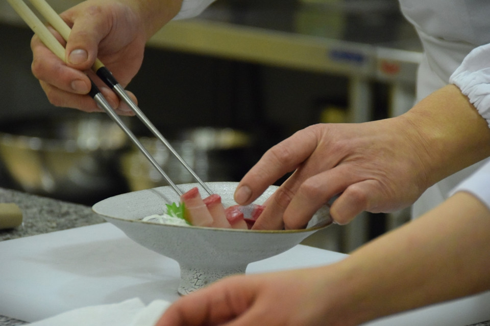 Mọi thao tác của bếp trưởng Kiyoaki Deki đều rất nhẹ nhàng, đẹp mắt