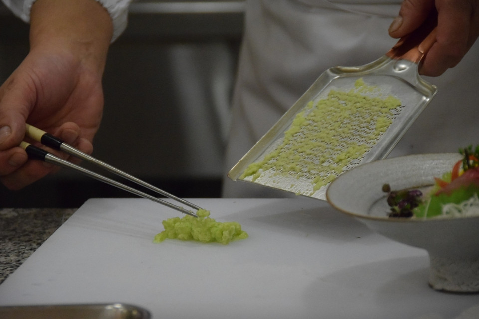 Và mài củ wasabi thành bột mịn