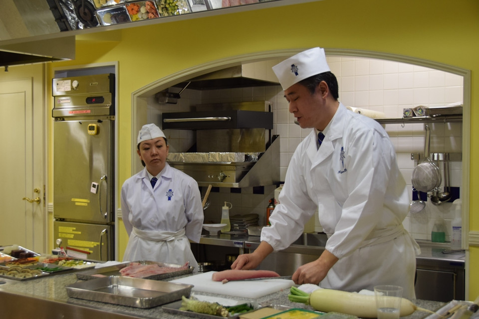  Bếp trưởng Kiyoaki Deki bắt đầu sơ chế cá