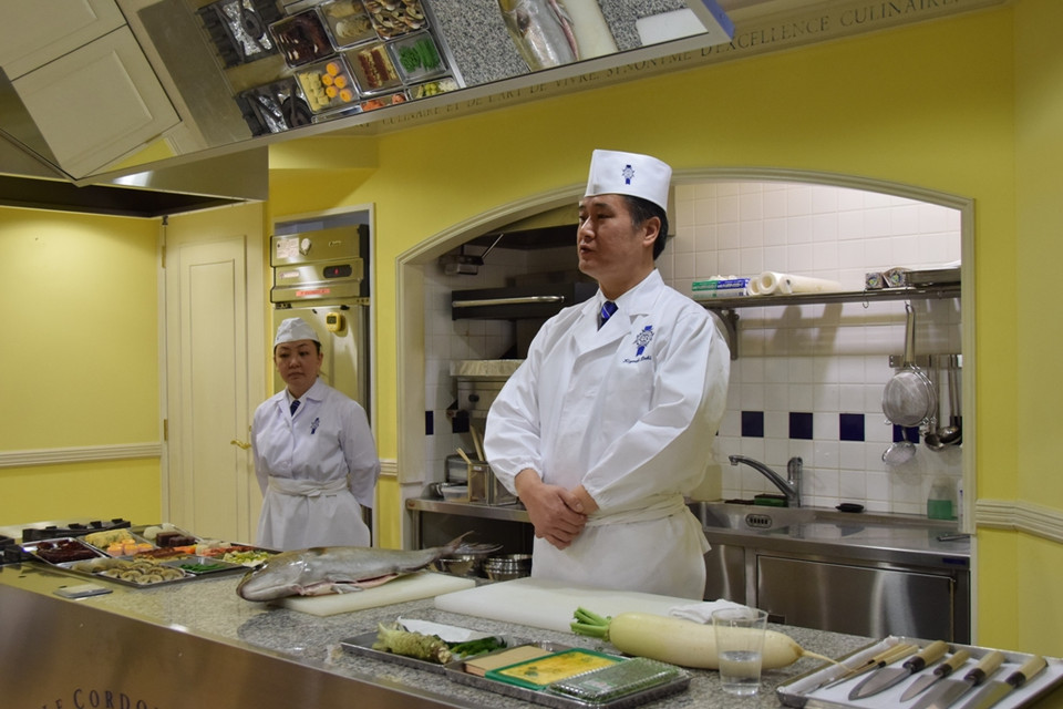 Bếp trưởng Kiyoaki Deki giới thiệu các nguyên liệu và dụng cụ chế biến sashimi